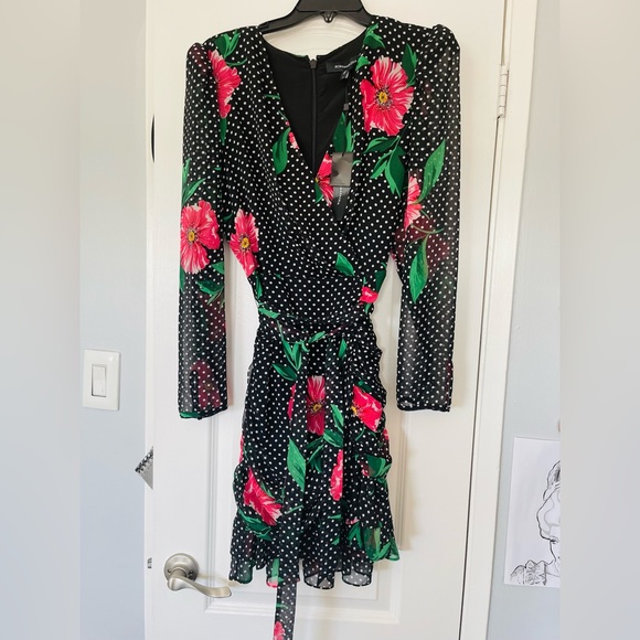 BCBGMaxAzria Dresses & Skirts - 🌷✨BCBGMaxAzria floral belted ruched zipper dress! Divine.🌹🏵Offer's welcomed!